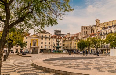 Lizbon 'da bir bahar günü Alfama distict' te Merkez Meydanı boyunca çaprazlama bir manzara