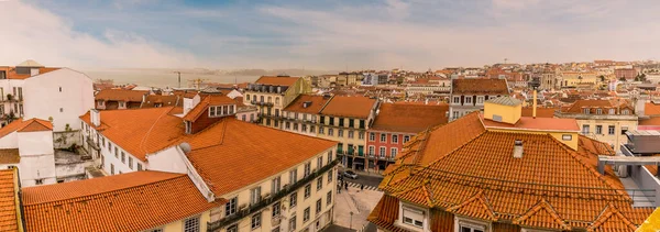 Kilátás Háztetőkre Alfama Távolban Lisszabonban Egy Tavaszi Napon — Stock Fotó