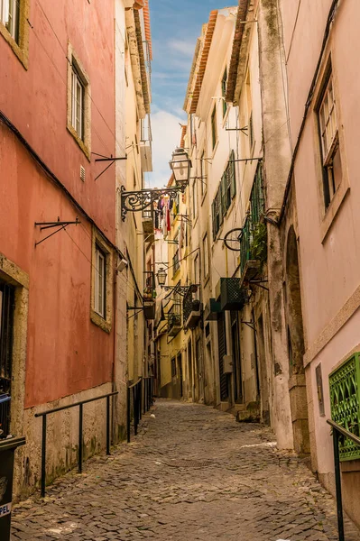 Lizbon şehrinde bir bahar günü Alfama distict 'te dar bir ara sokakta manzara