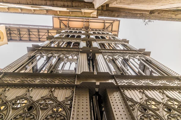 Lizbon şehrinde bir bahar günü Alfama distict 'te asansör mekanizmasına doğru bir bakış.