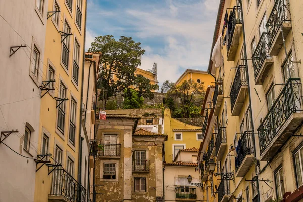 Lizbon şehrinde bir bahar günü Alfama distiksinin tepesine bakan bir manzara