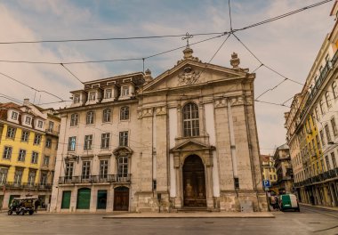 Lizbon şehrindeki Bairro Alto meydanında bir bahar günü manzarası