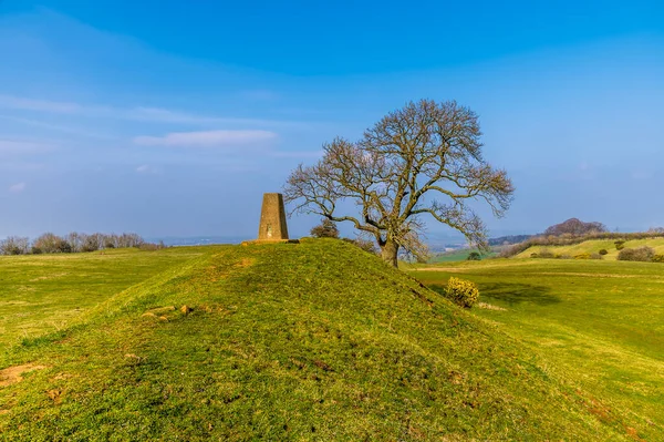 Iron Age Hill Erőd Keleti Bástyáinak Háromszögelési Pontja Felé Mutató — Stock Fotó