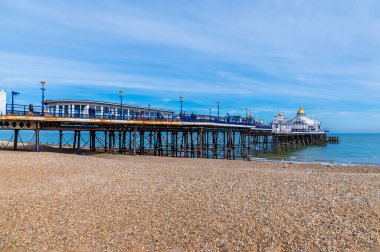 İlkbaharda Eastbourne, İngiltere 'deki rıhtımın uzunluğunu gösteren bir manzara