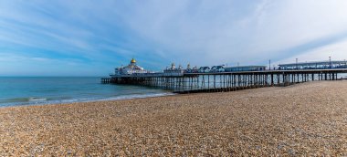 İlkbaharda İngiltere 'nin Eastbourne kentinde sahilin ve rıhtımın doğu tarafının manzarası.