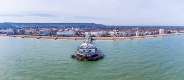 İlkbaharda İngiltere, Eastbourne 'da deniz manzaralı bir manzara.