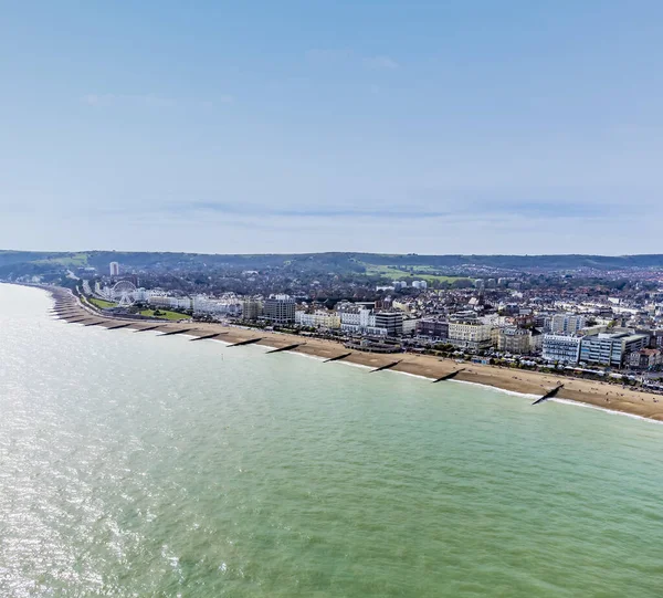 İlkbaharda İngiltere 'nin Eastbourne kentindeki sahil şeridi boyunca batıya bakan bir hava manzarası.