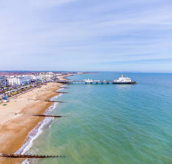 İlkbaharda İngiltere 'nin Eastbourne plajının üzerinde bir hava manzarası.