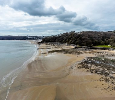 Pembrokeshire, Güney Galler 'de Wisemans Köprüsü' nde sahil boyunca uzanan bir hava manzarası.
