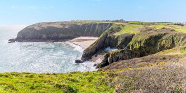 Güney Galler, Pembrokeshire 'deki kıyı yolundan Skrinkle Körfezi üzerinde bir manzara