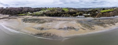 Pembrokeshire, Güney Galler 'de Wisemans Köprüsü' nün sahil boyunca geniş açılı bir hava manzarası.