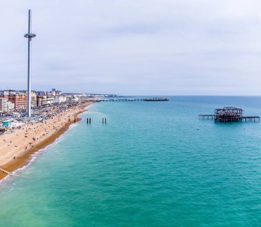 Brighton 'daki deniz kıyısında bir hava manzarası. Yazın başında İngiltere