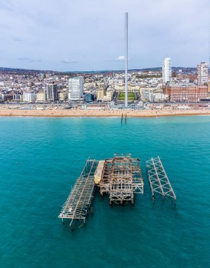 Brighton 'daki deniz kıyısının üstünde bir hava manzarası. Yazın başında İngiltere
