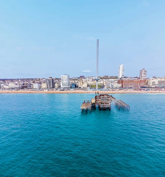 Batı İskelesi harabelerine ve Brighton 'daki deniz kıyısına doğru bir hava manzarası. Yazın başında İngiltere