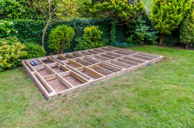 İngiltere 'nin Market Harborough kentindeki bir bahçeyi süslemek için yerleştirilmiş tam bir çerçeve.