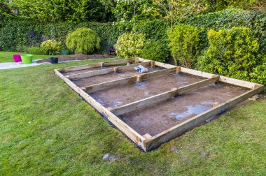 Yazın başında İngiltere 'nin Market Harborough kentindeki bir bahçede süsleme yapmak için yerleştirilmiş basit bir çerçeve.