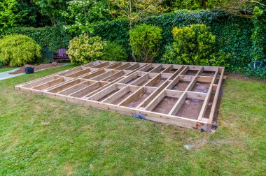 Yazın başında İngiltere 'nin Market Harborough kentindeki bir bahçede tadilata hazır tam bir çerçeve.