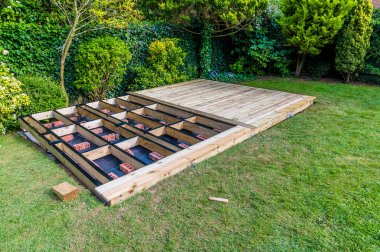 Yazın başında İngiltere 'nin Market Harborough kentindeki bir bahçede kısmen inşa edilmiş bir yapı.