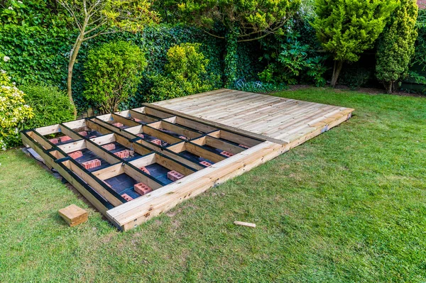 Yazın başında İngiltere 'nin Market Harborough kentindeki bir bahçede kısmen inşa edilmiş bir yapı.