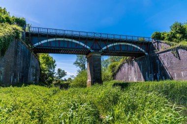 Yazın İngiltere 'nin Wolverton kentindeki Büyük Birlik kanalı için Demir Gövde su kemerinin altında bir manzara