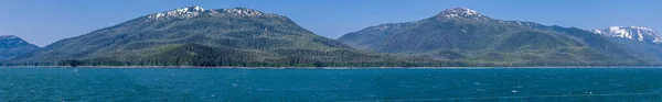 Panoramatický Výhled Zalesněné Pobřeží Kanálu Gastineau Který Létě Blíží Juneau — Stock fotografie