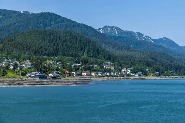 夏のアラスカ州ジュノー郊外へのガスノー海峡の海岸線に沿った眺め — ストック写真