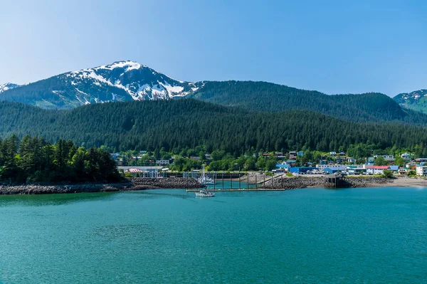 夏のアラスカ州ジュノーのマリーナへのガスノー海峡の海岸線に沿った眺め — ストック写真