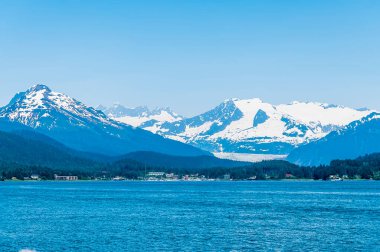 Yazın Auke Körfezi 'nden Juneau, Alaska' nın dışındaki Mendenhall Vadisi 'ne doğru bir manzara.