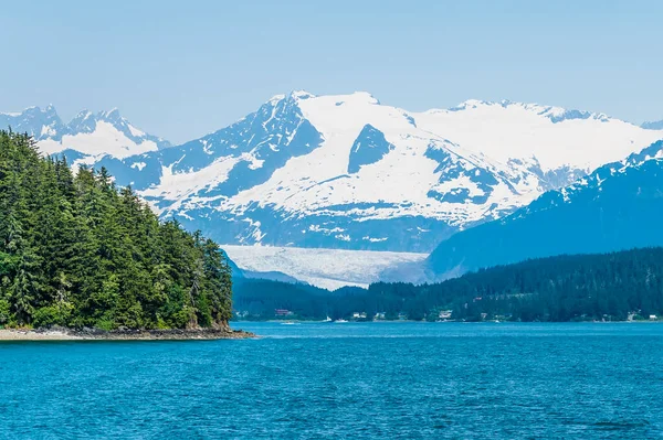 夏のアラスカ州ジュノー郊外のオーク湾の岬の過去の眺め — ストック写真