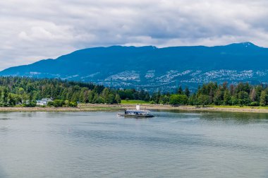 Yazın Stanley Park, Vancouver, Kanada 'ya doğru bir manzara