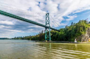 Aslan Kapısı Köprüsü 'ne ve Vancouver, Kanada' da yazın gökyüzüne bakan bir manzara