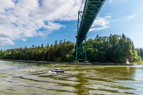 夏季在加拿大温哥华狮子门桥下航行的风景 — 图库照片