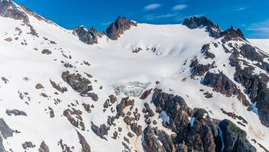 Yaz mevsiminde Skagway, Alaska yakınlarındaki Denver buzulunun üstündeki karlı dağ zirvelerinin hava görüntüsü.