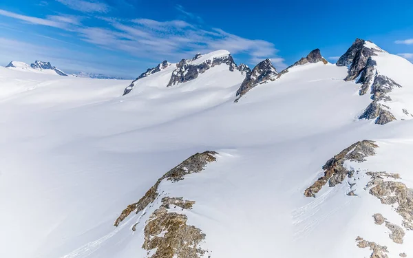 Veduta Aerea Delle Cime Delle Montagne Che Sporgono Attraverso Neve — Foto Stock