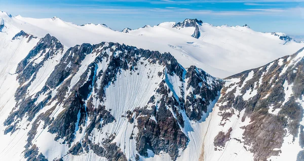 Una Vista Aérea Una Montaña Paredes Escarpadas Por Encima Del —  Fotos de Stock