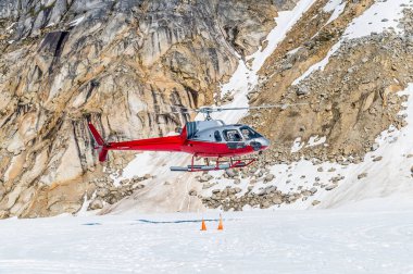 Yazın Skagway, Alaska 'ya yakın Denver buzulunun üzerinde uçan bir helikopter görüntüsü.