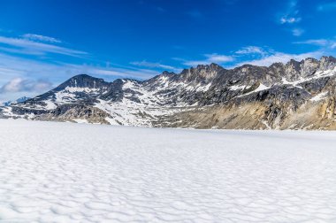 Yazın Skagway, Alaska yakınlarındaki Denver buzulunda bir manzara