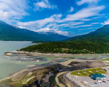 Yaz mevsiminde Skagway, Alaska 'daki Denver buzulundan karaya çıkan bir manzara