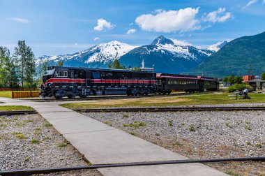 Yazın Skagway, Alaska 'daki Beyaz Geçit ve Yukon Route Demiryolu' na giden bir trenin görüntüsü