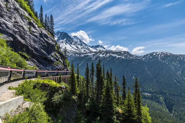 Yazın Skagway, Alaska yakınlarındaki bir köprüde White Pass ve Yukon demiryollarındaki bir trenden geriye bakan bir manzara