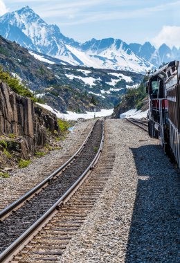 Yazın Skagway, Alaska yakınlarındaki Beyaz Geçit 'in en yüksek noktasında demiryolu manzarası var.