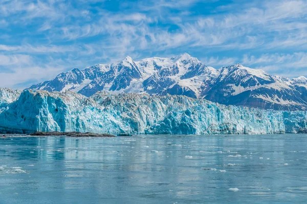 View Floating Ice Disenchartment Bay Hubbard Glacier Mountain Backdrop Alaska — 스톡 사진