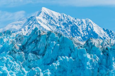 Hubbard Buzulu 'nun sivri burnu manzarası ve yaz mevsiminde Alaska' da dağ manzarası.