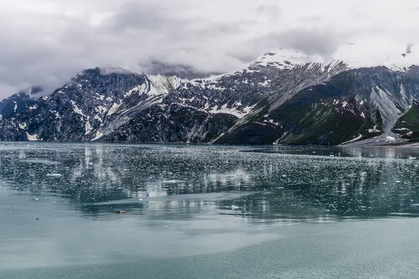 View Ice Strewn Waters Margerie Glacier Glacier Bay Alaska Summertime — Zdjęcie stockowe