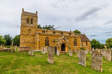 Yazın Harlestone, Northampton, İngiltere 'deki kiliseye bakan bir manzara