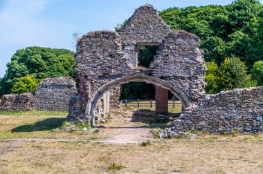 İngiltere 'nin Leicestershire kentindeki Grace Dieu Manastırı' nın yıkıntıları arasından bir manzara.