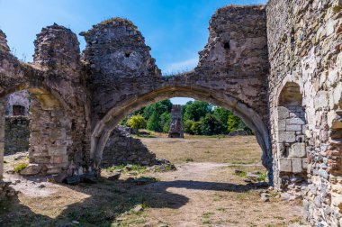İngiltere 'nin Leicestershire kentindeki Grace Dieu Manastırı' nın perili harabelerine doğru bir manzara.