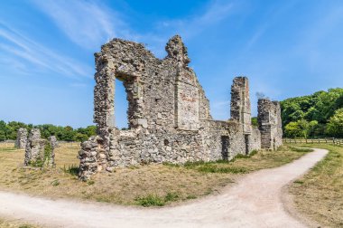 İngiltere 'nin Leicestershire kentindeki Grace Dieu Manastırı' nın perili harabeleri boyunca uzanan bir manzara.