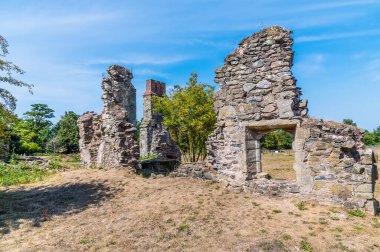 İngiltere 'nin Leicestershire kentindeki Grace Dieu Manastırı' nın perili harabelerinin karşısında bir manzara.