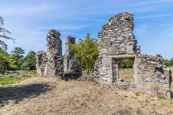 İngiltere 'nin Leicestershire kentindeki Grace Dieu Manastırı' nın perili harabelerinin karşısında bir manzara.